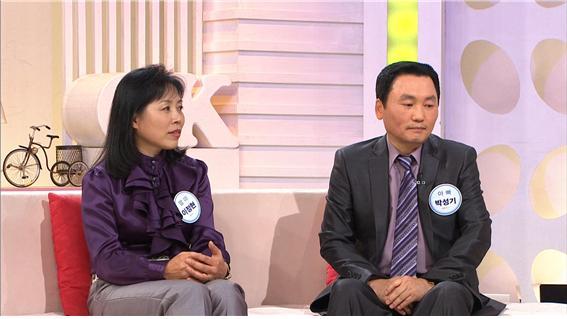 이정현(왼쪽)·박성기씨 부부가 한자 신동 남매를 키운 자녀 교육법을 소개하고 있다.  KBS 제공