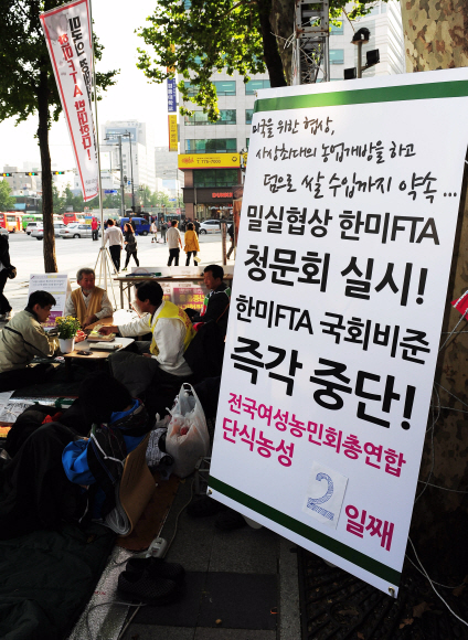 거세지는 반대 시위  전국여성농민회총연합 등의 농민단체들이 13일 서울 중구 덕수궁 대한문 앞에서 한·미 자유무역협정(FTA) 반대 시위를 벌이고 있다. 안주영기자 jya@seoul.co.kr 