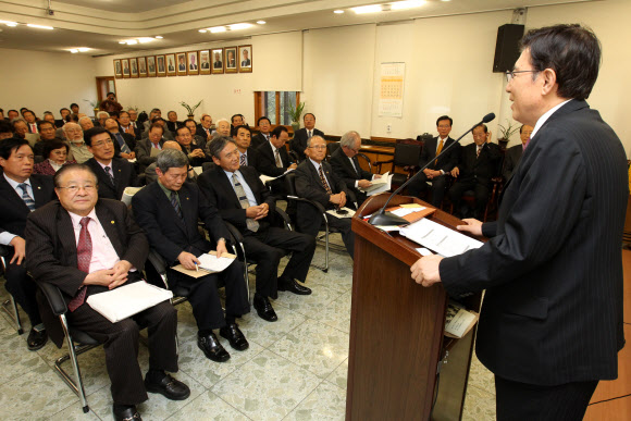 14일 오후 서울 여의도 국회 헌정회 강당에서 열린 ‘6·3 운동공로자 및 공로자회를 위한 국가유공 관련법률 개정안 공청회’에서 김덕룡(오른쪽) 대통령실 국민통합특별보좌관이 축사를 하고 있다. 연합뉴스