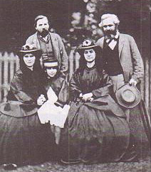 가족사진. 엥겔스는 마르크스의 아이들에게 작은아버지로 불렸다. 엥겔스(위 왼쪽), 마르크스(위 오른쪽) 그리고 부인 예니와 딸 라우라, 엘리노어(1864). 