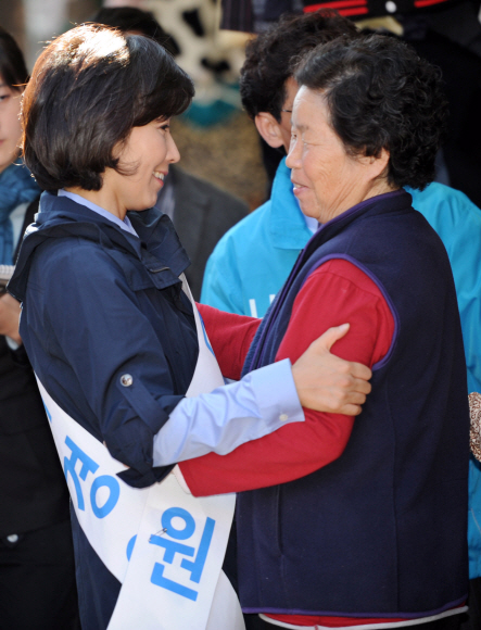 나경원 한나라당 서울시장 후보가 19일 성북구 장위전통시장에서 한 상인의 어깨를 붙잡고 지지를 호소하고 있다. 도준석기자 pado@seoul.co.kr