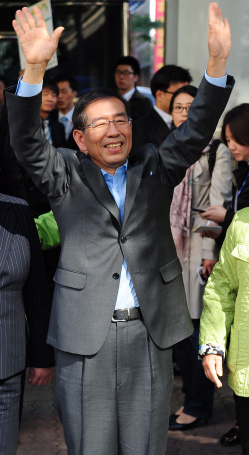 박원순 서울시장 후보가 19일 영등포구 여의도백화점 앞에서 두 손으로 ‘기호 10번’을 표시하며 시민들에게 지지를 호소하고 있다. 안주영기자 jya@seoul.co.kr