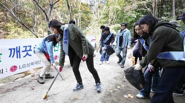LG하우시스 디자인센터 임직원 70여명이 지난 20일 서울 청계산에서 쓰레기 줍기 등 푸른산 사랑운동 캠페인에 참여하고 있다. LG그룹 제공