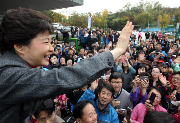 한나라당 박근혜 전 대표가 23일 서울 강북구 번동 북서울 꿈의 숲에서 나경원 서울시장 후보에 대한 지지를 호소하며 시민들에게 손을 흔들고 있다. 연합뉴스