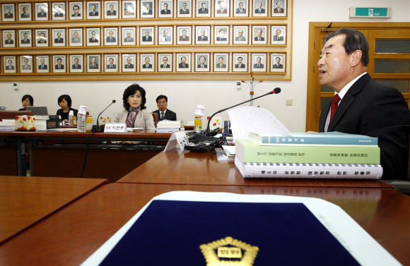 이기수(오른쪽) 대법원 양형위원장이 24일 오후 서울 서초동 대법원에서 아동·장애인 대상 성범죄 양형기준의 보완 필요성 등을 논의하기 위한 회의에 참석해 인사말을 하고 있다. 왼쪽 두번째는 이연주 한국청년유권자연맹 위원장. 연합뉴스