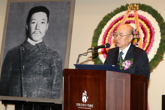 지난 10월 26일 서울 남산 안중근의사기념관 강당에서 열린 ‘안중근의사 의거 102주년 기념식’에서 안중근의사숭모회 안응모 이사장이 기념사를 하고 있다.  연합뉴스