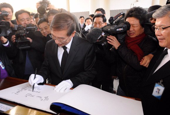 27일 아침 서울시장에 당선된 박원순 시장이 국립현충원을  참배하며 첫 일정을 시작하고 있다. 이언탁 utl@seoul.co.kr