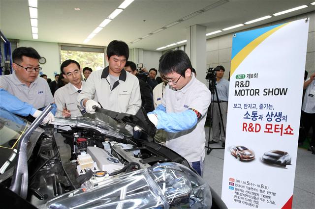 지난달 6일 경기 화성 남양 기술연구소에서 열린 ‘제8회 동반성장 R&D모터쇼’에 참가한 현대차그룹 연구개발 담당 직원과 협력업체 직원들이 첨단 수입차를 분해하며 연구하고 있다.  현대차그룹 제공