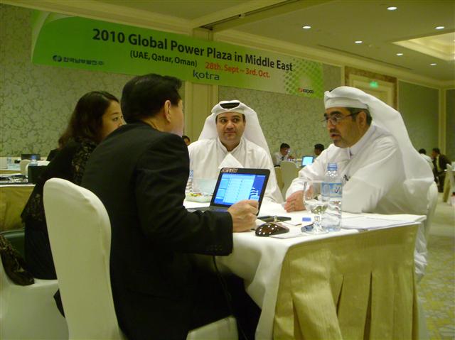 지난 3월 UAE 두바이에서 열린 ‘전력기자재 전시회’에 참가한 한전 협력 중소기업 직원이 해외 바이어와 수출을 위한 상담을 하고 있다.  한국전력 제공
