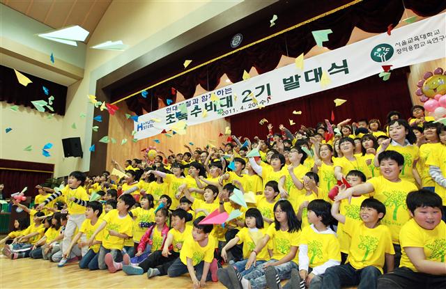 지난 4월 20일 충남 당진 고대초등학교에서 열린 ‘현대제철과 함께하는 초록수비대 2기 발대식’에 참가한 어린이들이 기념촬영을 하고 있다. 현대제철 제공