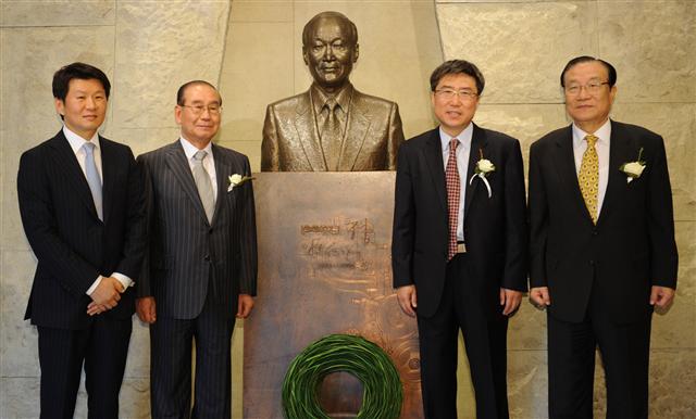 지난 7월 서울 강남 현대산업개발 포니정홀에서 열린 제5회 ‘포니 정 혁신상’ 시상식에서 시상을 마친 정몽규(왼쪽부터) 현대산업개발 회장, 김진현 이사장, 장하준 캠브리지 대학 교수와 장 교수의 부친인 장재식 전 산업자원부 장관이 기념촬영을 하고 있다. 현대산업개발 제공