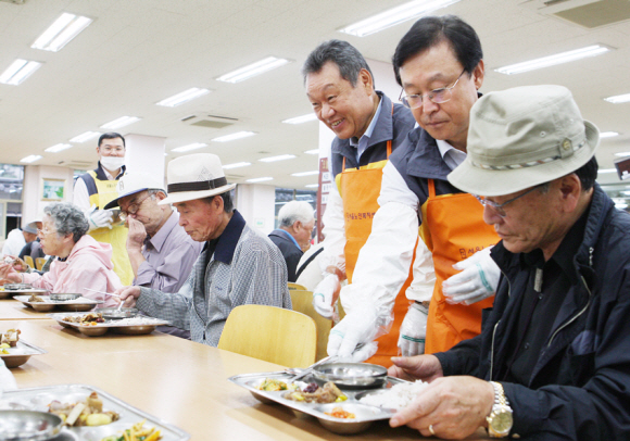 어윤대(오른쪽 세번째) KB금융지주 회장이 서울노인복지센터에서 무료급식 봉사를 하고 있다. KB금융 제공