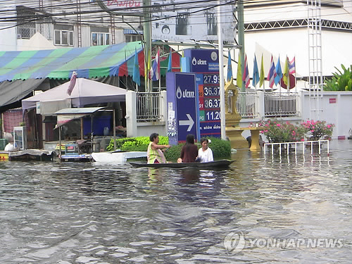 태국 방콕 북쪽의 빠툼타니주 랑싯 시내에서 주민들이 홍수를 피해 보트로 대피하고 있다.  연합뉴스