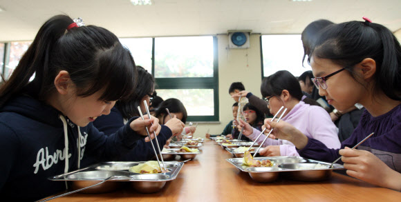 서울지역 초등학교에서 전 학년에 대한 무상급식이 실시된 첫 날인 1일 오후 서울 교동초등학교에서 5, 6학년 어린이들이 점심식사를 하고 있다. 연합뉴스