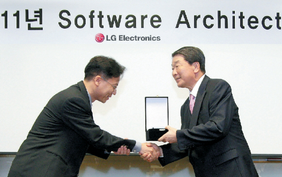 LG전자 서울 서초R&D센터에서 열린 소프트웨어 아키텍트 인증식에서 구본준(오른쪽) 부회장이 곽수주 홈엔터테인먼트(HE)사업본부 책임 연구원에게 인증패를 수여하고 있다.  LG전자 제공