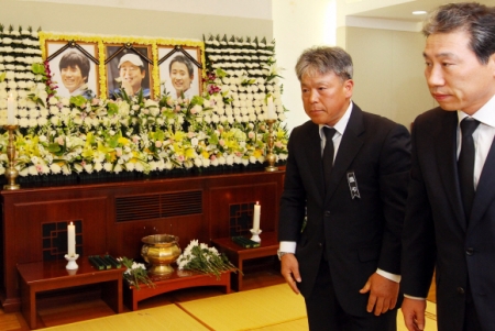 ‘박영석 원정대’ 해맑은 영정만 가족 품으로…