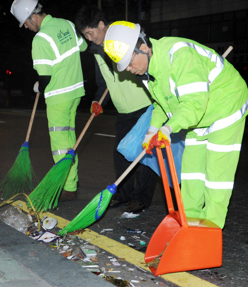 박원순 서울시장이 2일 오전 관악구 서원동에서 환경미화원들과 함께 쓰레기 청소를 하고 있다. 서울시 제공