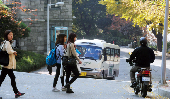 車도 차도로, 사람도 차도로  2일 서울 소재 모 대학 캠퍼스에서 운행되는 셔틀버스 앞으로 학생들이 무심히 걸어가고 있다. 이종원 선임기자 jongwon@seoul.co.kr