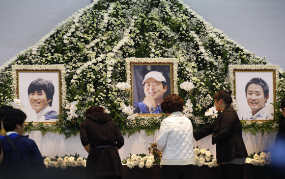 3일 박영석(가운데) 대장과 신동민(왼쪽), 강기석 대원의 영결식이 거행된 서울 종로구 연건동 서울대병원 장례식장을 찾은 조문객들이 헌화를 하고 있다.  손형준기자 boltagoo@seoul.co.kr