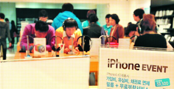 KT와 SK텔레콤이 애플 아이폰4S의 예약판매에 들어간 4일 서울 중구 명동 소재 애플 전문 판매점에 아이폰4S 출시를 알리는 광고판이 설치돼 있다. 연합뉴스