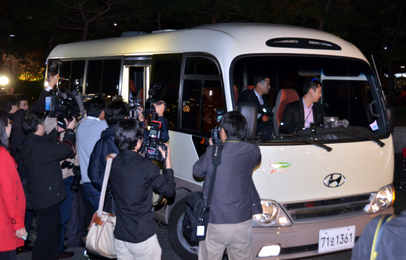 8일 밤 서울 종로구 서린동 SK그룹 본사 사옥에 대한 압수수색을 마친 검찰 관계자들이 버스를 타고 현장을 떠나고 있다. 안주영기자 jya@seoul.co.kr