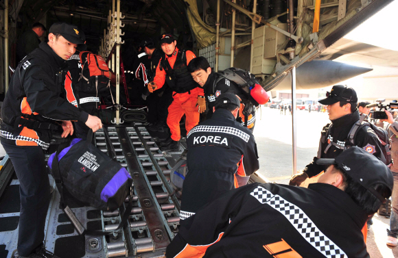 지난 3월 일본에서 지진피해 구조활동을 펼쳤던 119 긴급구조대가 서울공항에 도착, 장비를 내리고 있다. 공동취재단 