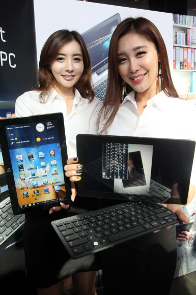 9일 서울 서초동 삼성전자 사옥에서 열린 ‘슬레이트PC 시리즈7’ 출시 행사에서 도우미들이 제품을 소개하고 있다.  삼성전자 제공