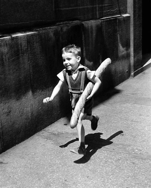 윌리 로니스에게 세계적인 명성을 안겨준 사진. ‘어린 파리지앵’은 그 철학이 약간 흔들렸던 작품이다.
