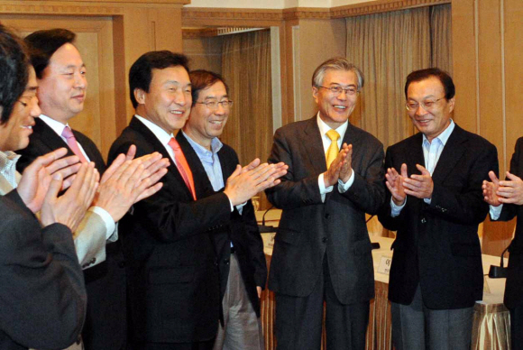 13일 오후 서울 마포구 가든호텔에서 열린 ‘민주진보통합정당 출범을 위한 연석회의 준비모임’에서 참석자들이 박수를 치고 있다. 왼쪽부터 혁신과통합 김두관 상임대표, 민주당 손학규 대표, 박원순 서울시장, 혁신과통합 문재인·이해찬 상임대표. 이언탁기자 utl@seoul.co.kr