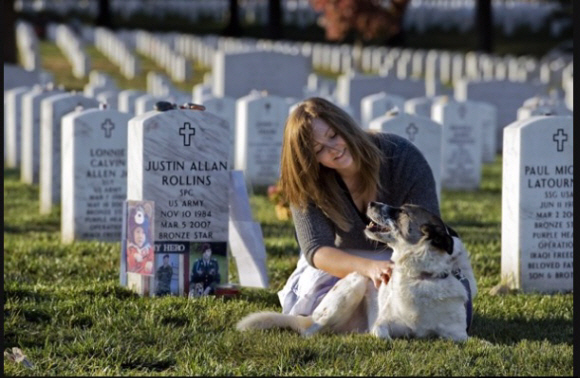 2007년 이라크에서 전사한 저스틴 롤린스 미 육군 중사의 여자 친구 브리트니 머리가 지난 9일(현지시간) 알링턴 국립묘지에서 남자 친구 대신 전장에서 돌아온 개를 부둥켜안고 애도를 표하고 있다. 워싱턴포스트 홈페이지