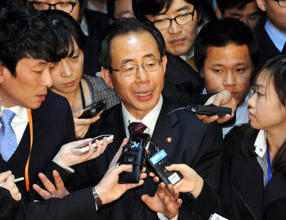 이명박 대통령의 ‘투자자국가소송제도(ISD) 재협상’ 제안에 대한 수용 여부를 놓고 16일 6시간 동안 진행된 민주당 의원총회가 끝난 뒤 당내 협상파인 김성곤 의원이 기자들의 질문에 답하고 있다. 이호정기자 hojeong@seoul.co.kr