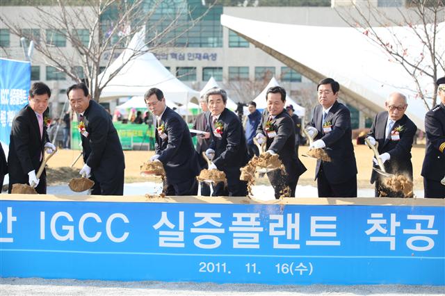 16일 충남 태안군 원북면에서 열린 석탄가스화복합발전(IGCC) 착공 기념행사에서 관계자들이 첫 삽을 뜨고 있다. 왼쪽부터 정광섭 태안군의회 의장, 진태구 태안군수, 정재훈 지식경제부 에너지자원실장, 김문덕 한국서부발전주식회사 사장, 김종영 한국전력공사 기술본부장, 정지택 두산중공업 부회장, 조항설 주민대표. 한국서부발전 제공