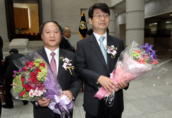 박시환(왼쪽)·김지형 대법관이 18일 서울 서초동 대법원에서 열린 퇴임식에서 꽃다발을 들고 포즈를 취하고 있다. 연합뉴스 