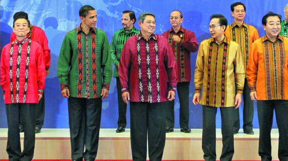 MB 동아시아 정상회의 참석   이명박(앞줄 오른쪽 두번째) 대통령이 18일 인도네시아 발리 누사두아 컨벤션센터에서 열린 동아시아 정상회의 갈라만찬에서 인도네시아 전통의상인 바틱을 입고 버락 오바마(왼쪽 두번째) 미국 대통령, 수실로 밤방 유도요노(가운데) 인도네시아 대통령, 노다 요시히코(오른쪽) 일본 총리 등과 미소 띤 얼굴로 기념촬영을 하고 있다. 아시아태평양 지역 주도권을 두고 미국과 신경전을 벌이고 있는 중국의 원자바오(왼쪽) 총리는 다소 어색한 듯 입을 다문 채 비켜 서 있다. 발리 연합뉴스 