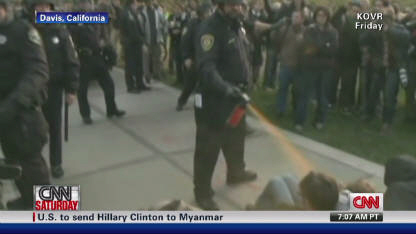 지난 18일(현지시간) 미 캘리포니아주립대 데이비스 캠퍼스에서 한 경찰관이 연좌시위를 벌이던 학생들의 얼굴에 최루액을 발사하는 모습. CNN 인터넷판