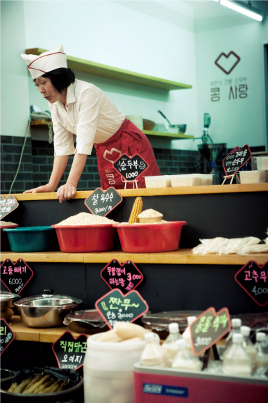 지난 7월 경기도 군포시 산본시장에 희망드림 3호점을 연 주인 박소연(북한이탈주민)씨가 상점 물건을 살펴보고 있다.