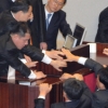 최루탄·고성 아수라장… 4년4개월 끌다 5분만에 가결
