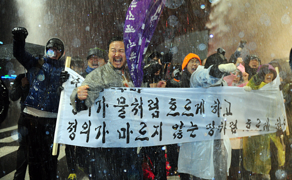 1만여명 촛불시위… 또 물대포 진압  23일 서울광장에서 열린 한·미 FTA 비준 반대 촛불집회를 마치고 도로로 행진하던 집회참가자들이 경찰이 쏜 물대포를 맞고 있다. 민주당, 민주노동당 등 야당과 한·미 FTA 저지 범국민운동본부가 주최한 집회에는 주최 측 추산 1만여명이 참여했다. 오후 9시 30분쯤 서울광장에서 반대집회를 마친 참가자들은 명동까지 행진했다. 이날 대한문 앞에서는 어버이연합 회원 100여명이 모여 촛불집회 반대 시위를 벌이기도 했다.  정연호기자 tpgod@seoul.co.kr