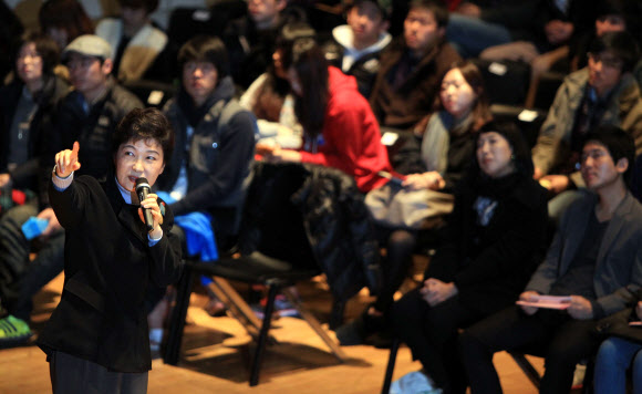 박근혜 한나라당 전 대표가 23일 대전대를 찾아 ‘내 마음속의 사진’을 주제로 특강을 열고 직접 준비한 흑백사진을 스크린에 띄운 뒤 사진에 얽힌 사연을 말하고 있다. 대전 연합뉴스