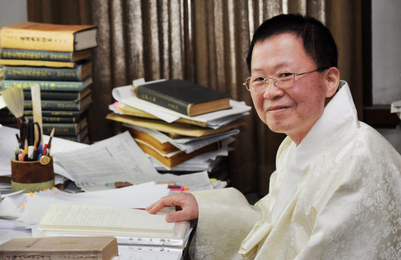 지난 23일 서울 성북동 간송미술관 연구실에서 만난 최완수 학예연구실장이 다음 전시와 관련해 연구 내용을 밝히며 미소를 짓고 있다.  류재림기자 jawoolim@seoul.co.kr   