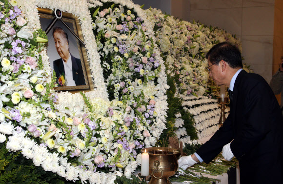 24일 오후 서울 용산구 용산동 국립중앙박물관에 마련된 고 박병선 선생 빈소를 김황식 국무총리가 조문하고 있다.  연합뉴스