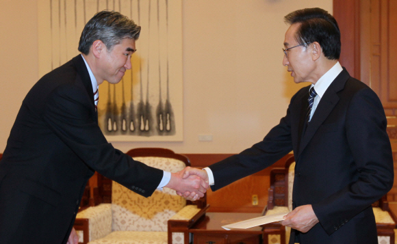 이명박(오른쪽) 대통령이 25일 청와대에서 한국계 최초로 주한 미국 대사로 부임한 성 김 대사와 악수하고 있다. 김명국기자 daunso@seoul.co.kr