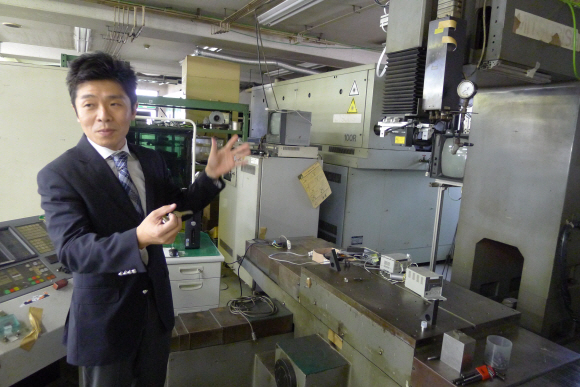도세이 일렉트로빔의 우에노 구니코 부사장이 용접, 절삭을 위한 레이저 장치를 설명하고 있다.