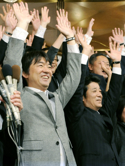 환호하는 하시모토 하시모토 도루(왼쪽) 오사카 시장 당선자와 마쓰이 이치로 오사카부 지사 당선자가 27일 선거 승리를 확정지은 뒤 손들어 자축하고 있다. 오사카 연합뉴스