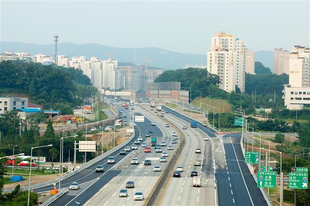 고속도로 상습 정체구간인 영동고속도로 신갈~호법 구간이 일부 개통돼 자동차들이 막힘없이 달리고 있다.  한국도로공사 제공