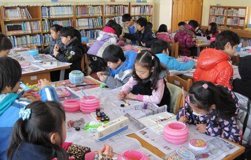 강원 속초 청대초등학교 학생들이 신문을 이용한 독서교육활동을 하고 있다. 읽기와 그림 그리기를 합쳐 아이들이 읽는 것에 흥미를 갖도록 하고 있다.  한국교육개발원 제공 