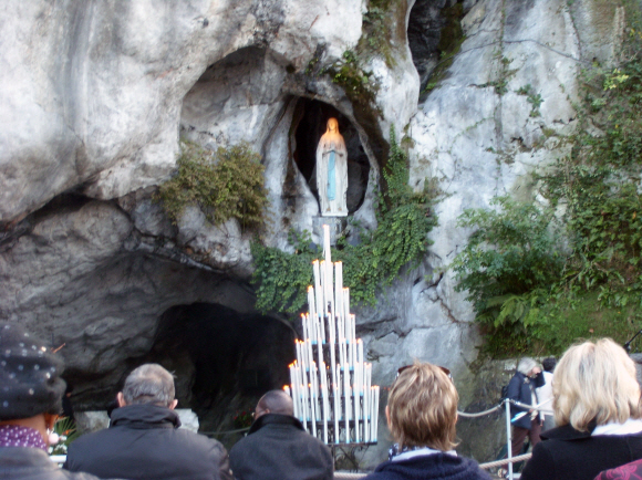 성모 마리아의 발현지로 가장 유명한 프랑스 루르드 동굴 앞에서 기도를 올리는 순례객들.