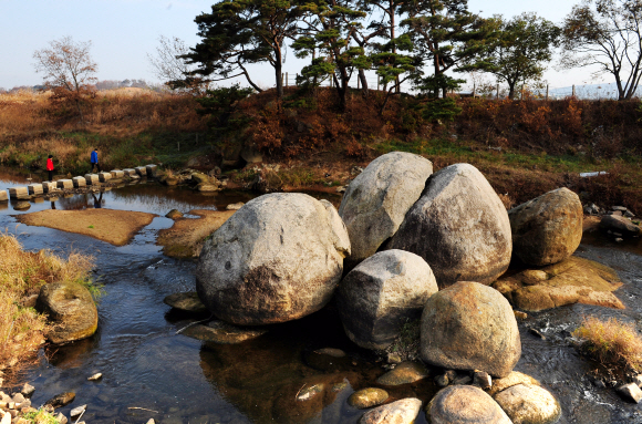 용의 알이라는 전설이 전해 오는 용유대의 둥근 바위들.
