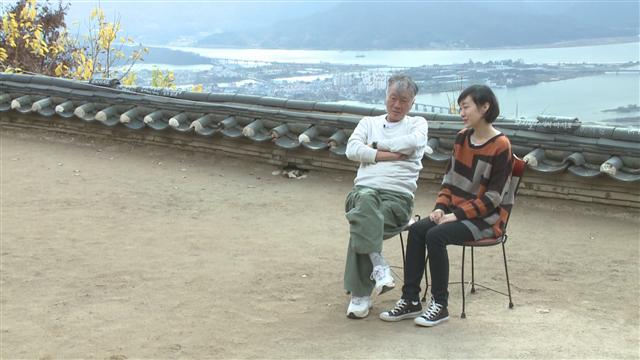 ‘감성여행-떠난다면 그들처럼’의 첫 회 주인공은 소설가 김훈(왼쪽)이다. 함께 여행을 떠난 보석디자이너 손누니씨와 인생을 얘기하고 있다.  SBS 제공