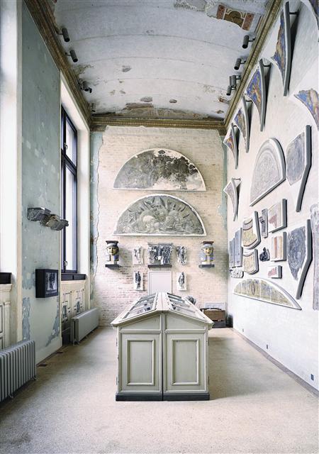 칸디다 회퍼가 찍은 독일 베를린의 신(新)박물관 내부 풍경. 19세기 중반 지어진 신박물관은 2차대전으로 파괴됐다가 1997년 복원됐다.